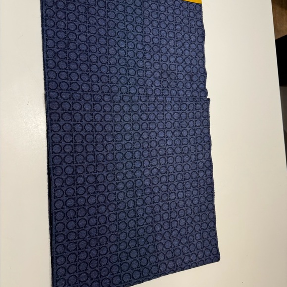 Burberry scarves authentic - Picture 11 of 11